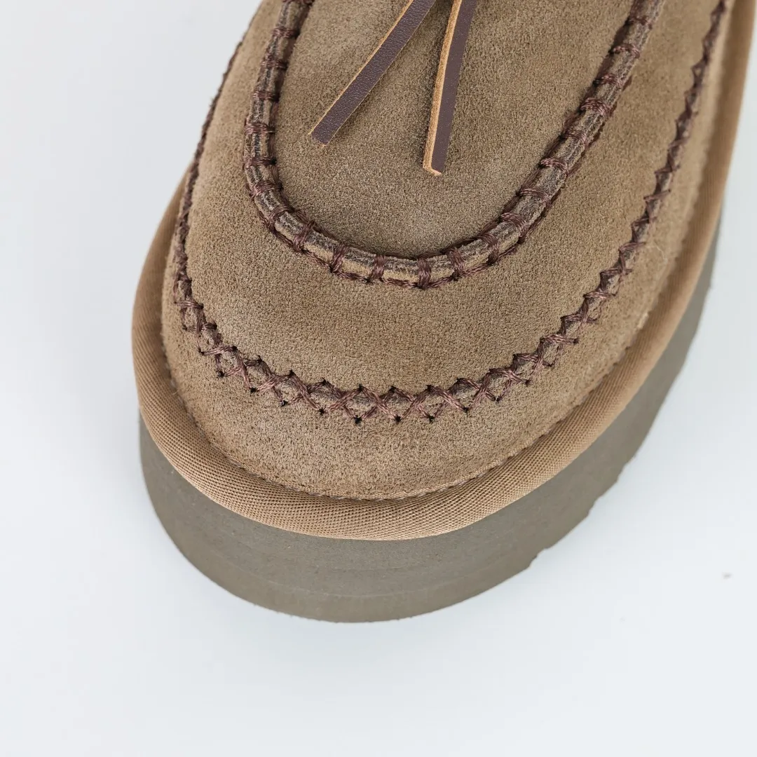 Pick up locally 💰580 Core recommendation with good price It is a very suitable choice for keeping warm in winter and at home. In the new year, uug has launched a series of styles, which are partial to the preferences of young consumers and have also moved to the forefront of fashion trends. Shoe body material Water-repellent coated suede upper 17mm UGGPURE™ implanted wool insole Lightweight non-slip comfortable rubber outsole With brand LOGO trademark Comes with a full set of packaging Size: 35 36 37 38 39 40
